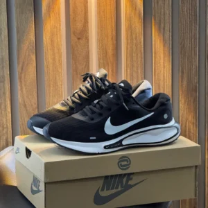 NIKE JOURNEY "NEGRA/BLANCA"