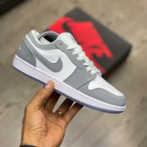 JORDAN RETRO 1 LOW "BLANCA GRIS"