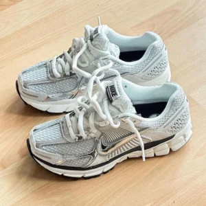 NIKE VOMERO "BLANCA/GRIS"